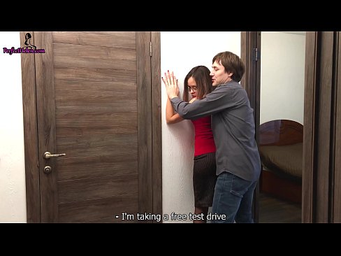 ❤️ Σέξι μεσίτρια τραβάει αισθησιακά το μουνί της και γαμάει ενώ πουλάει το διαμέρισμά της - Krempai Σούπερ πορνό ️